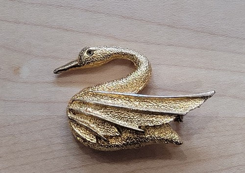 Vintage Dubarry Fifth Ave Bright Shiny Gold Tone Swan Textured Pin
