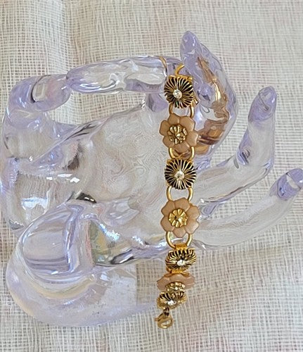 Vintage Gold Tone Flower Acrylic Link Bracelet