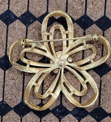Vintage Trifari Bow Brooch - Gold Tone