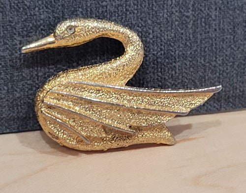 Vintage Dubarry Fifth Ave Bright Shiny Gold Tone Swan Textured Pin