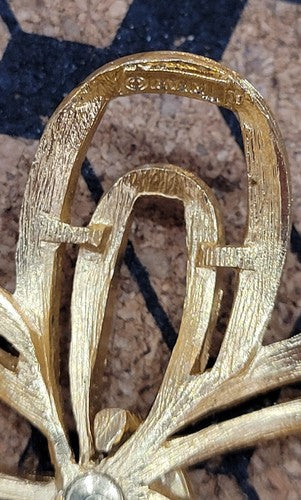 Vintage Trifari Bow Brooch - Gold Tone
